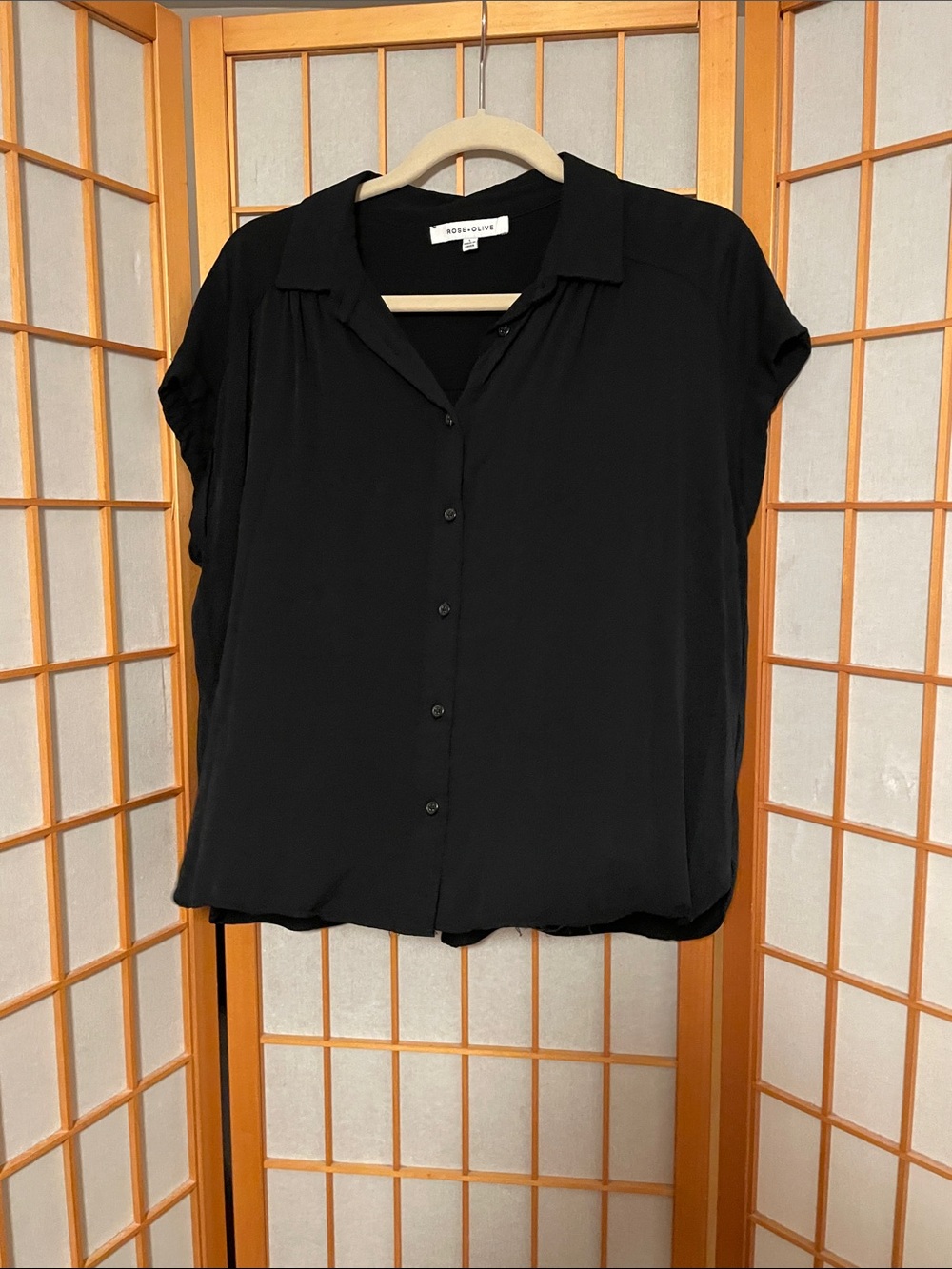 ROSE & OLIVE Women’s Size L Black Button-Front Short Sleeve Blouse